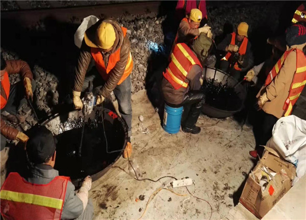 混合、攪拌，配制PTN材料